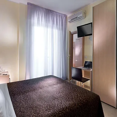 鲁宾斯酒店 3* 里米尼